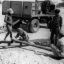 1967. Reggane. Les soldats algériens en chantier de récupération.